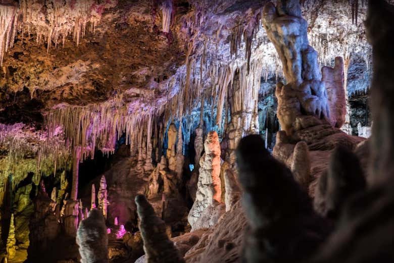 Recorriendo el interior de las cuevas