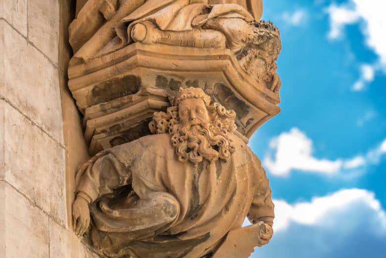 Detalles decorativos de la antigua lonja de Palma