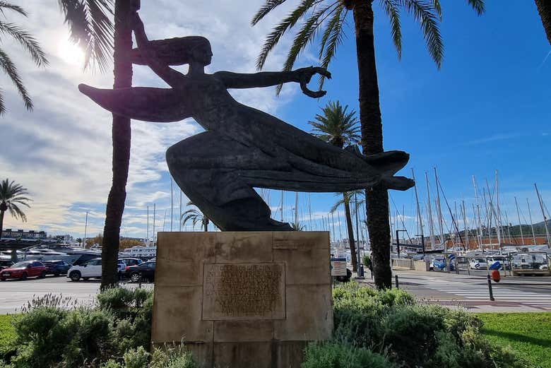 Estatua dedicada a todas las personas que han vivido del mar