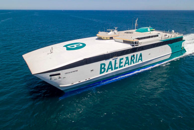 Panorámica del ferry a Ibiza surcando el mar
