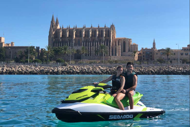 Moto de agua frente a la catedral de Palma