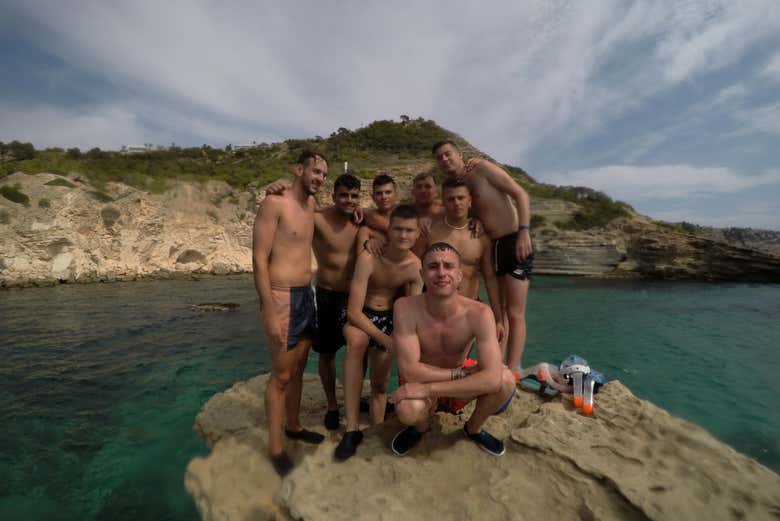 Gruppo di amici in una spiaggia di Maiorca