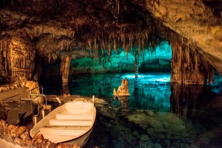 Lago subterráneo de las cuevas del Drach