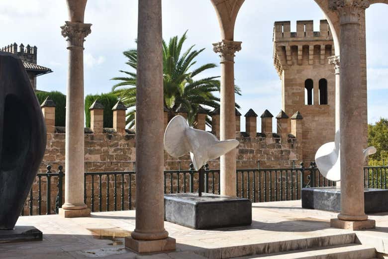 Una de las esculturas contemporáneas del palacio