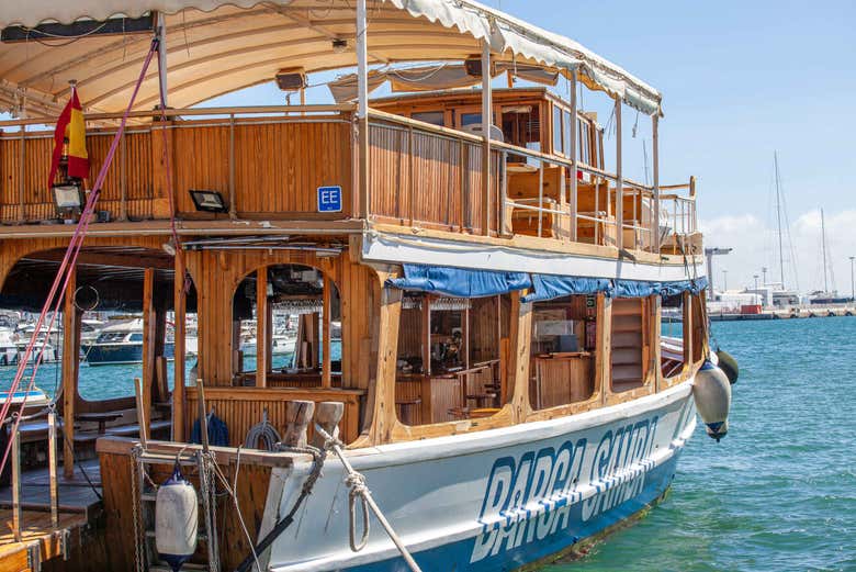 Barca in partenza dal porto