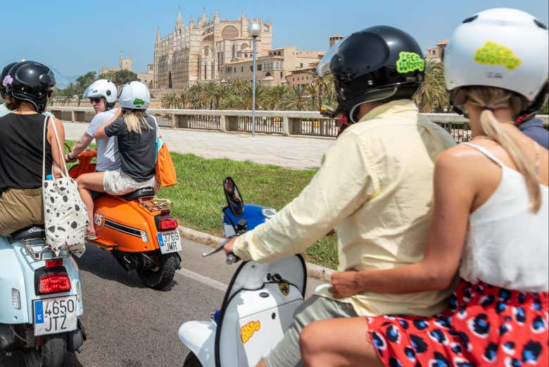 Pilotando las scooters junto a la catedral de Palma