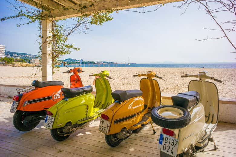 Scooters durante la parada en la playa