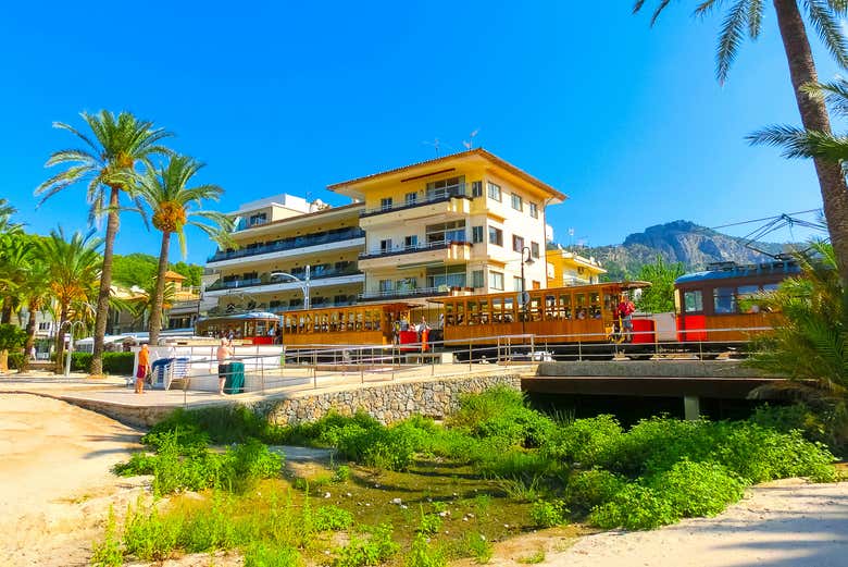 Tren de madera partiendo de Sóller