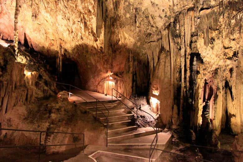 Entrando a las cuevas de Artá