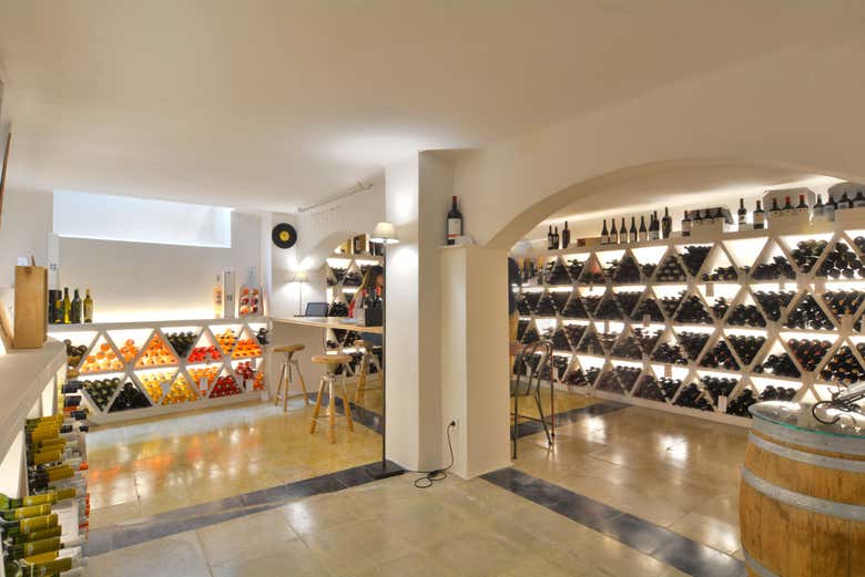 Concluiremos o tour em uma enoteca do centro