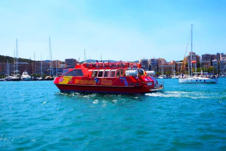 Navegando en el barco turístico de Mallorca