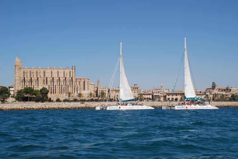 Pasando junto a la catedral de Palma