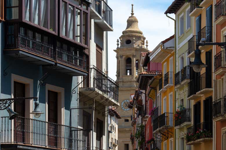 Catedral vista desde una de las callejuelas