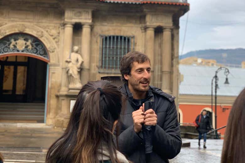 Escutando as explicações do guia do free tour