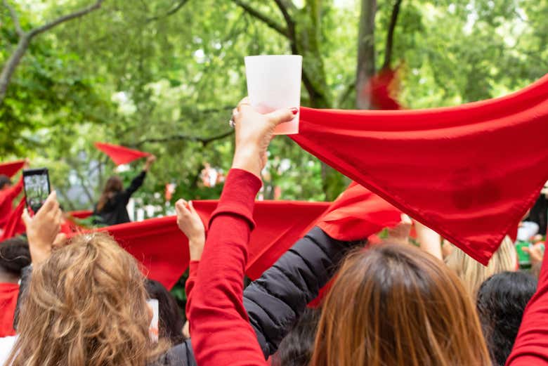 Levez le mouchoir rouge typique de San Fermín