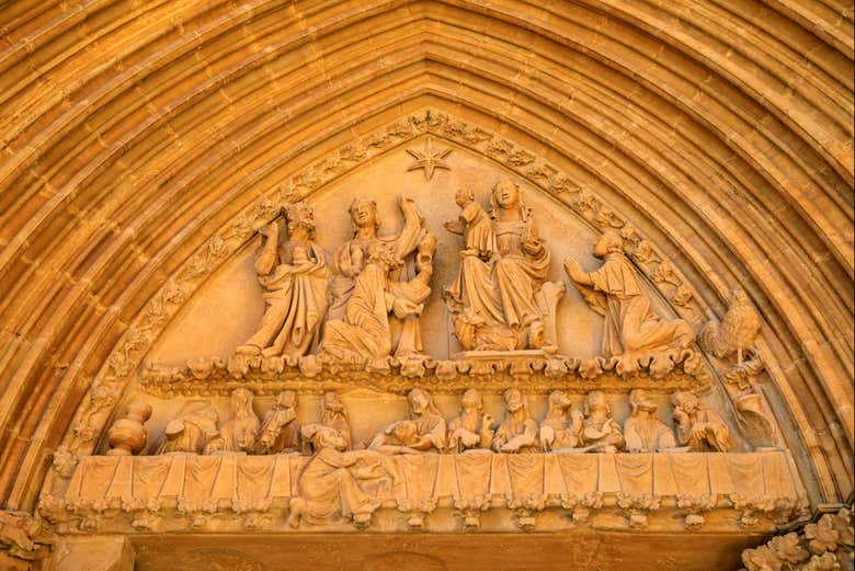 Tallados románicos en la Iglesia-fortaleza de Santa María