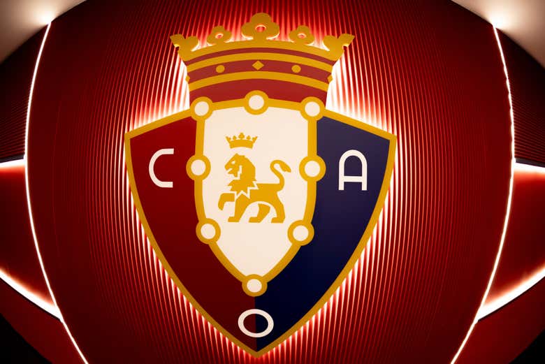 Escudo del CA Osasuna en el túnel de vestuarios