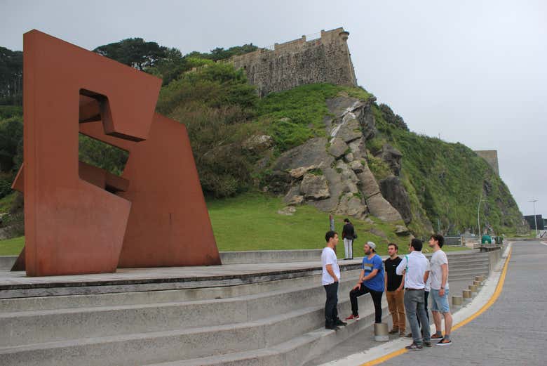 Osservando le sculture di San Sebastián