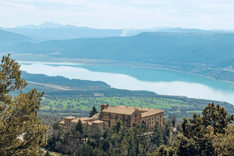 En el mirador con las vistas al pantano de Yesa