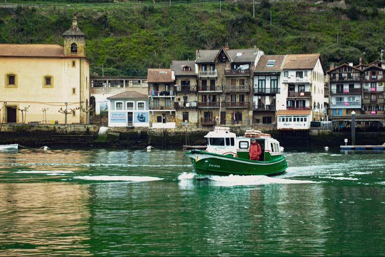 Haremos un breve paseo en barca motora por Pasajes