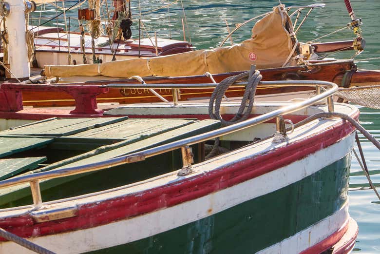 Un barco pesquero en el puerto de Pasajes