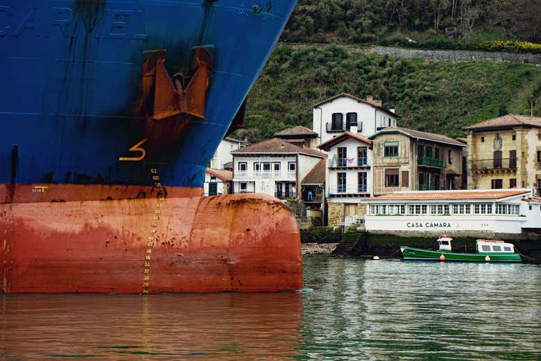 La estrecha bocana de Pasajes, la entrada natural al puerto 