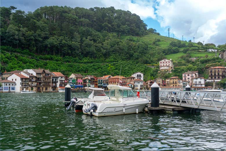Una embarcación en el puerto de Pasajes