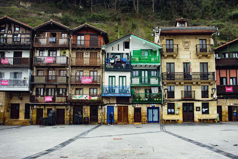 Plaza de Santiago en el casco histórico de Pasajes