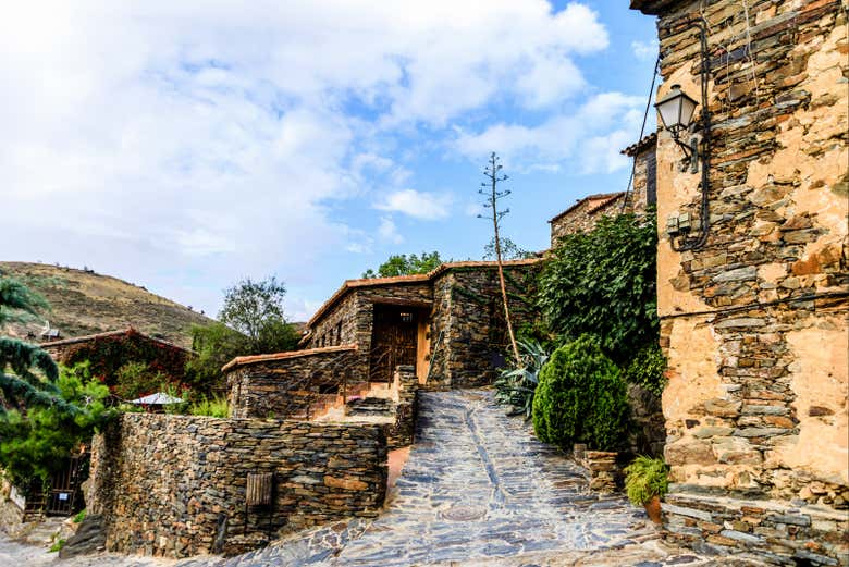 Patones destaca por sus casas de pizarra negra