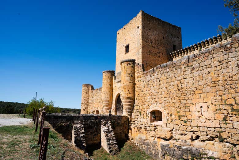 Antiguo foso frente a la puerta del castillo de Pedraza