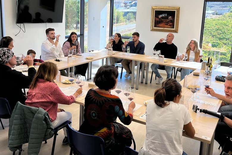 Un grupo de personas realizando una cata de vinos