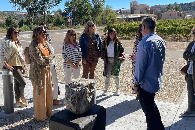 Un grupo de turistas en el exterior de la bodega