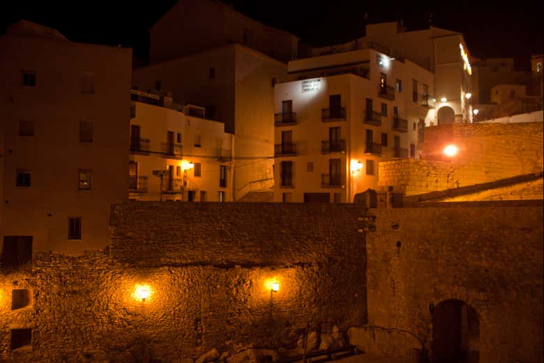 Recorriendo el casco histórico de Peñíscola al anochecer