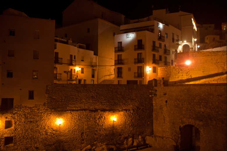 Percorrendo o centro histórico de Peníscola ao entardecer