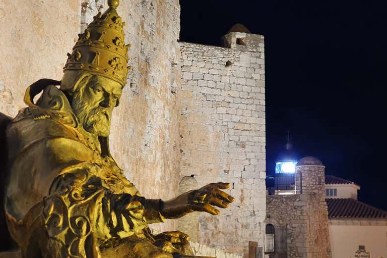 Estatua del Papa Luna en Peñíscola