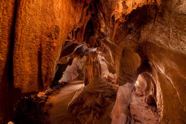 Esplorando l'interno delle grotte
