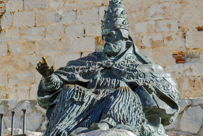 Monumento al Papa Luna