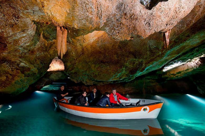 Giro in barca nelle grotte