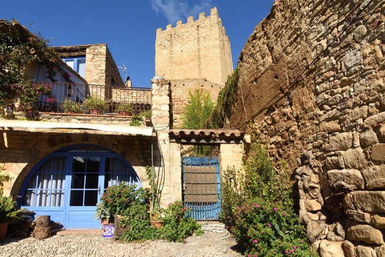 Une maison typique de Peratallada avec la tour du château