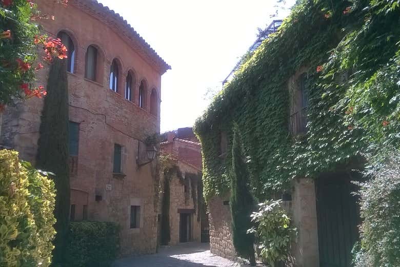 Walking tour of Peratallada