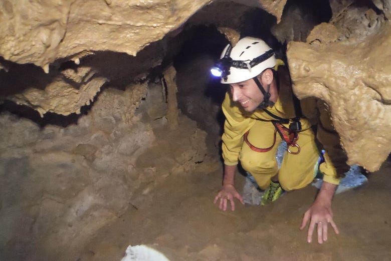 Explorando a gruta do Nozal