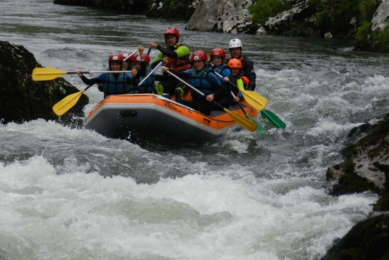 Un momento adrenalinico durante il rafting