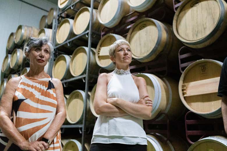 Visitando la sala de barricas