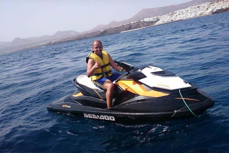 Pilotando o jet ski em Playa Blanca