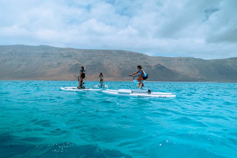 Admirando la costa de Lanzarote