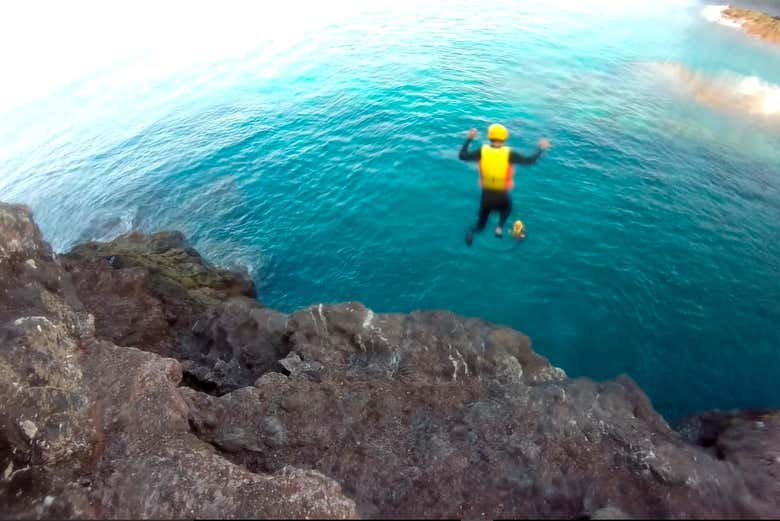 Saltando a las aguas de la playa de Papagayo