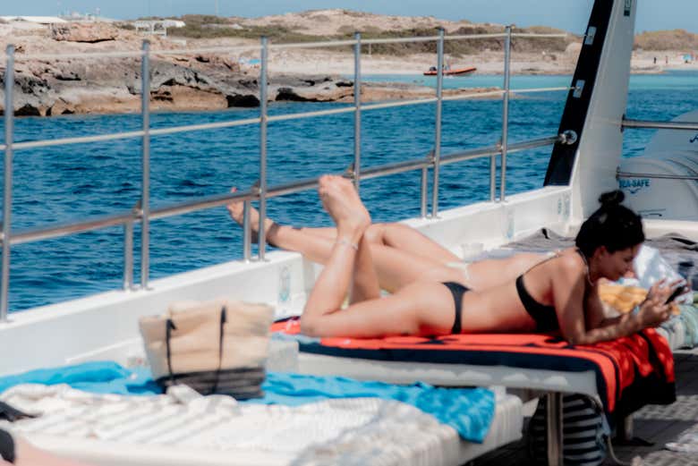 Tomando el sol en el barco frente a la costa de Formentera