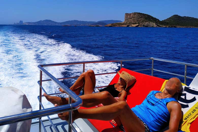 Tomando sol no convés do barco