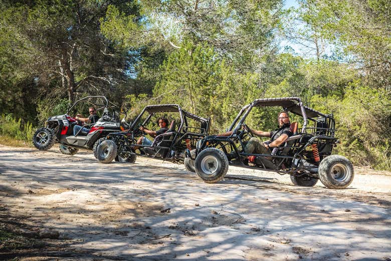 Atravesando paisajes ibicencos en buggy