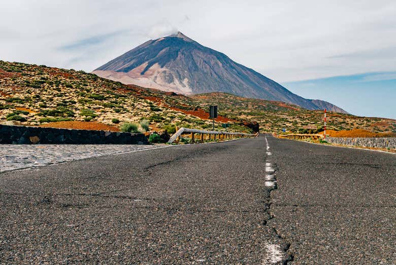 Carretera a los pies del Teide